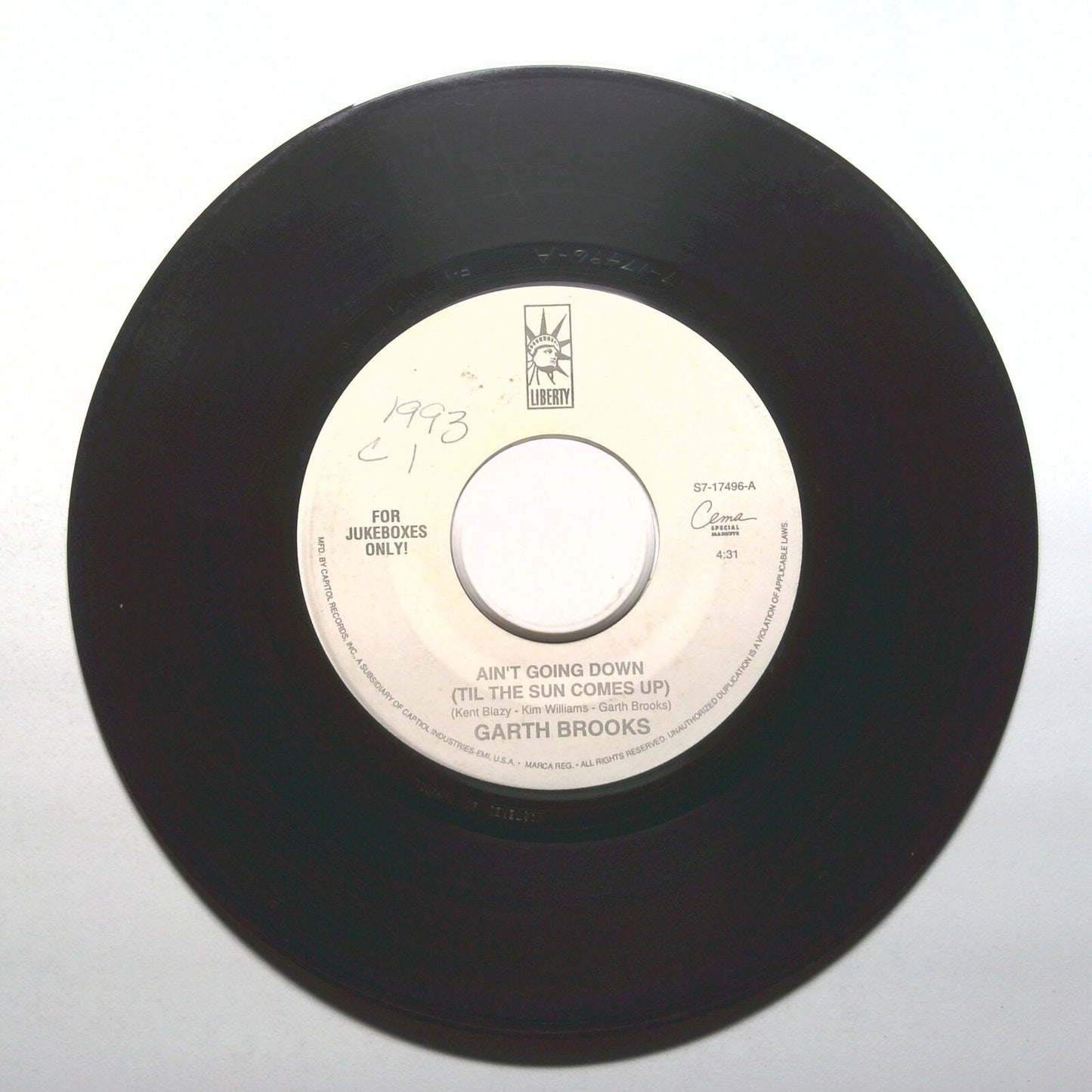 Garth Brooks - Kickin' And Screamin'; Ain't Going Down - 45 RPM 7" (Warped)