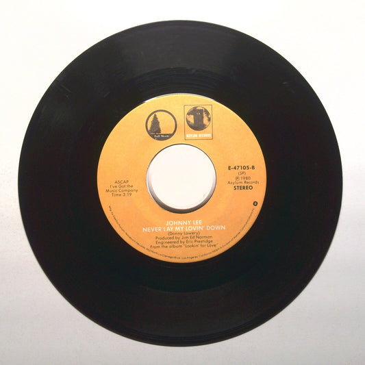 Johnny Lee - Never Lay My Lovin' Down; Pickin' Up Strangers - Vinyl 45 RPM 7"